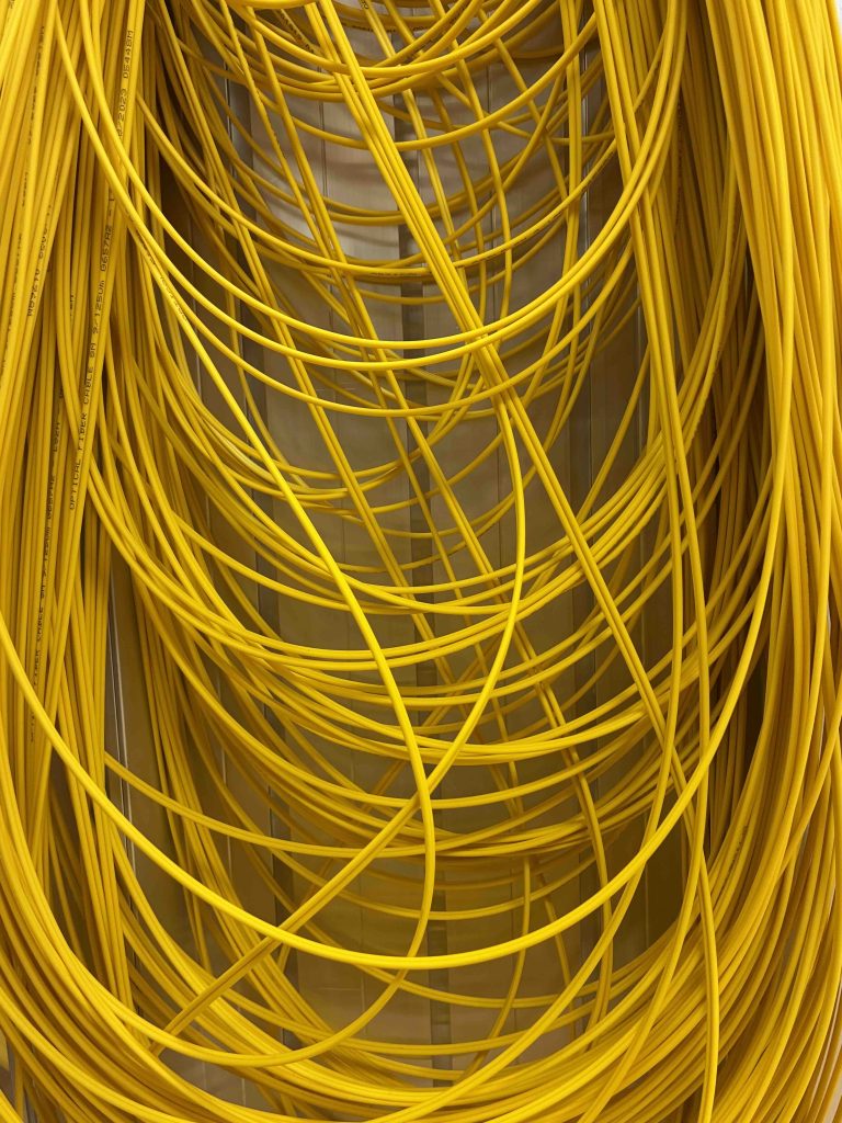 Gule fiberkabler som henger ned. Kan gi assosiasjoner til langt hår